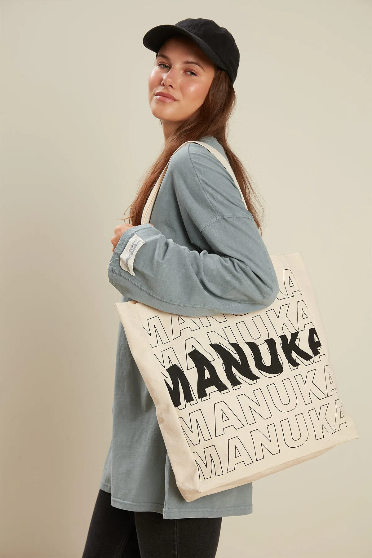 Manuka  Bedruckte Stofftasche mit Seitenfalten – Schwarz