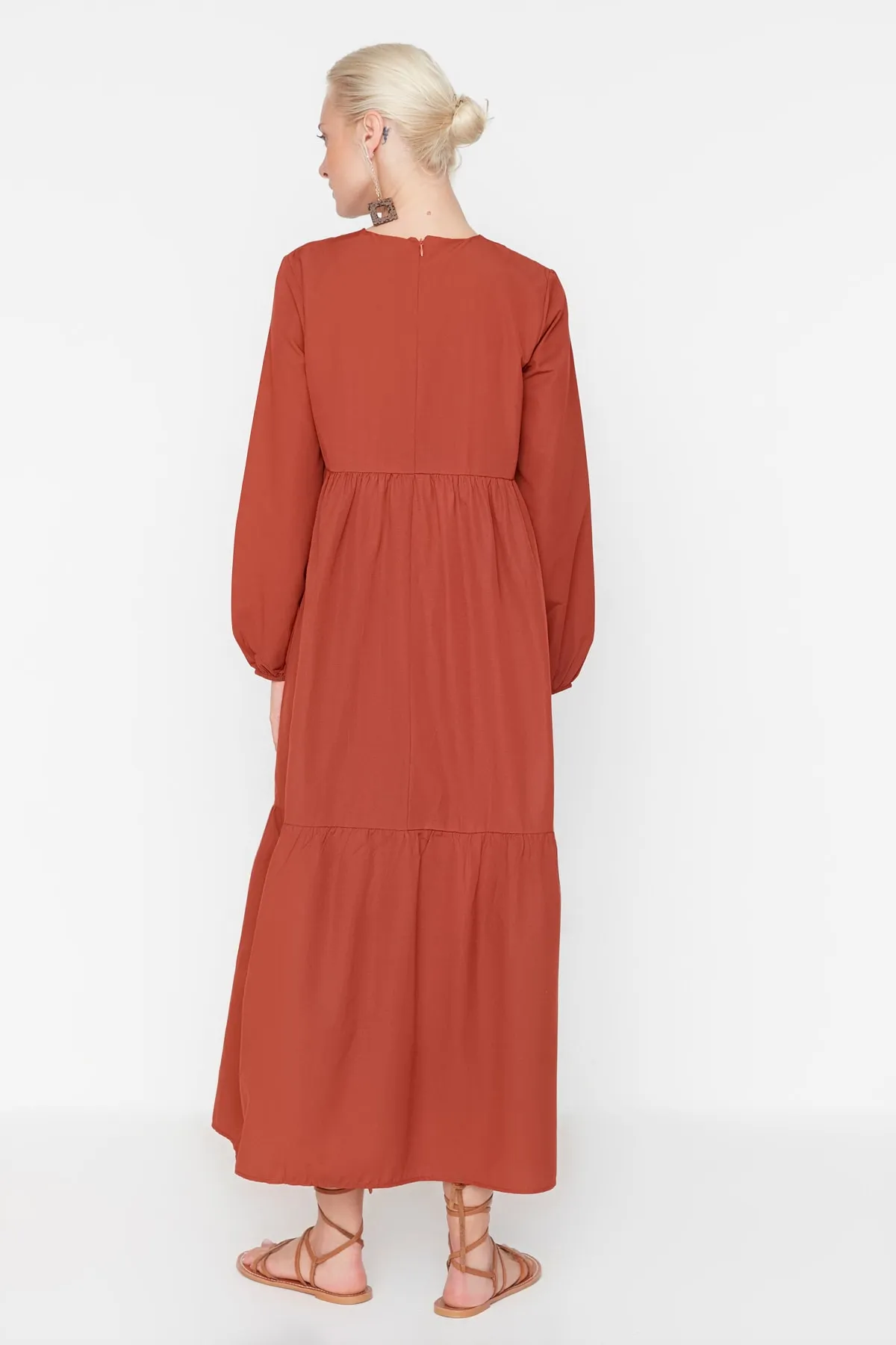 Trendyol Modest  Gewebtes Kleid aus Baumwolle mit weitem Schnitt und Fliesenmuster TCTSS21EL3406