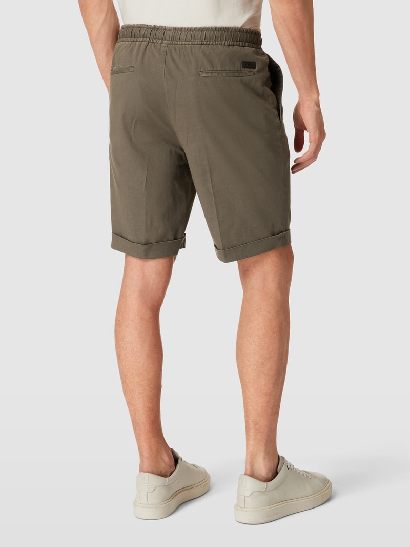 Shorts mit seitlichen Eingrifftaschen in olivgrün
