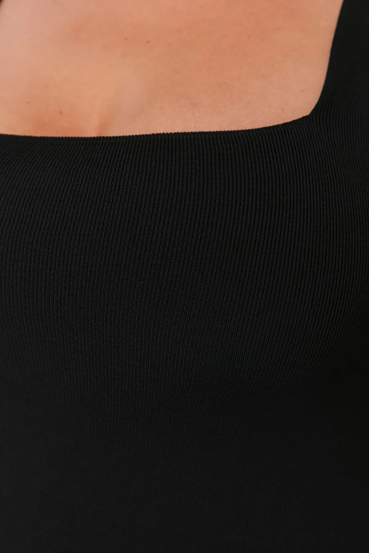 Trendyol Curve  Schwarzes, figurbetontes, dünnes Strickkleid mit Riemchenmuster TBBAW23AH00024