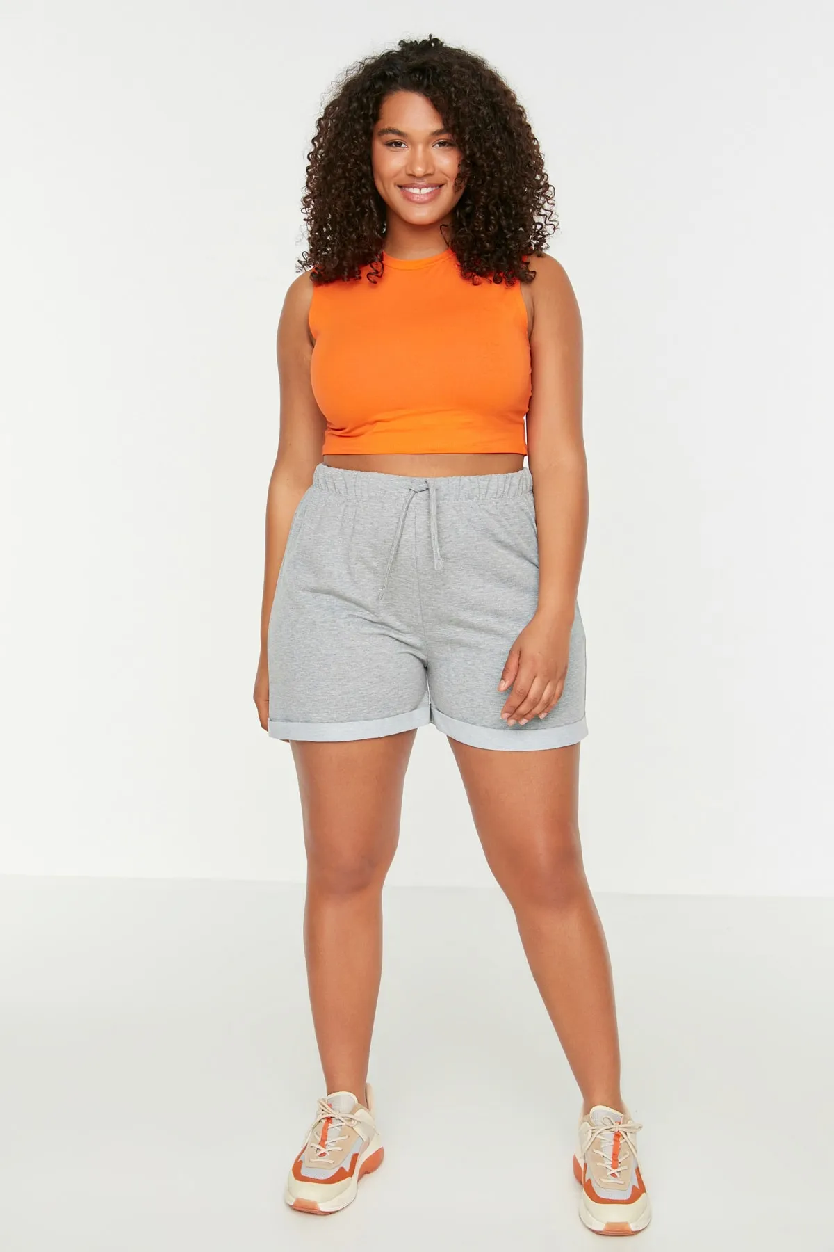 Trendyol Curve  Graue gestrickte Shorts mit Taschen und Bermuda TBSSS22SR0143