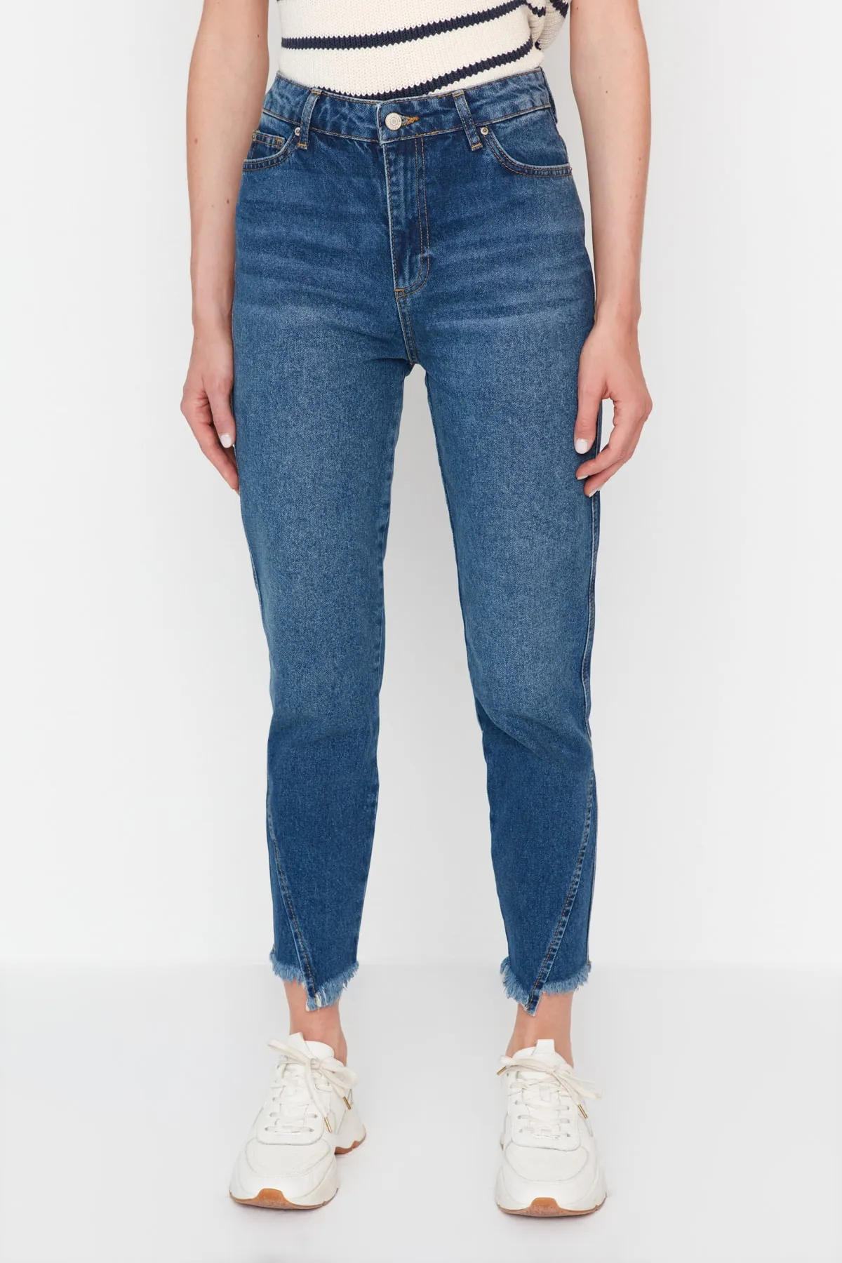 Trendyol Collection  Blaue, nachhaltigere Mom-Jeans mit hoher Taille und Beindetail TWOAW23JE00381
