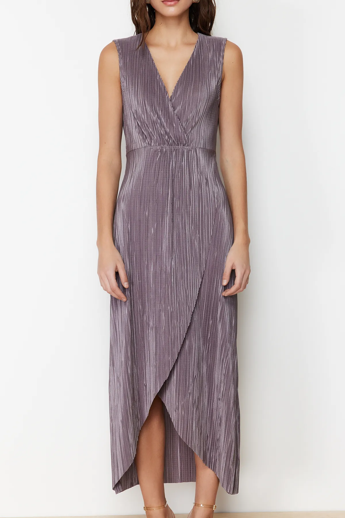 Trendyol Collection  Anthrazitfarbenes, plissiertes Midi-Maxikleid mit Zweireiher-Kragen TWOSS24EL00253