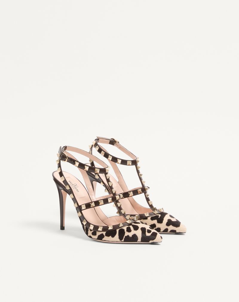 Sapatos de salto alto com tiras em couro de bezerro com efeito de pele de pônei e tachas Rockstud de 100 mm