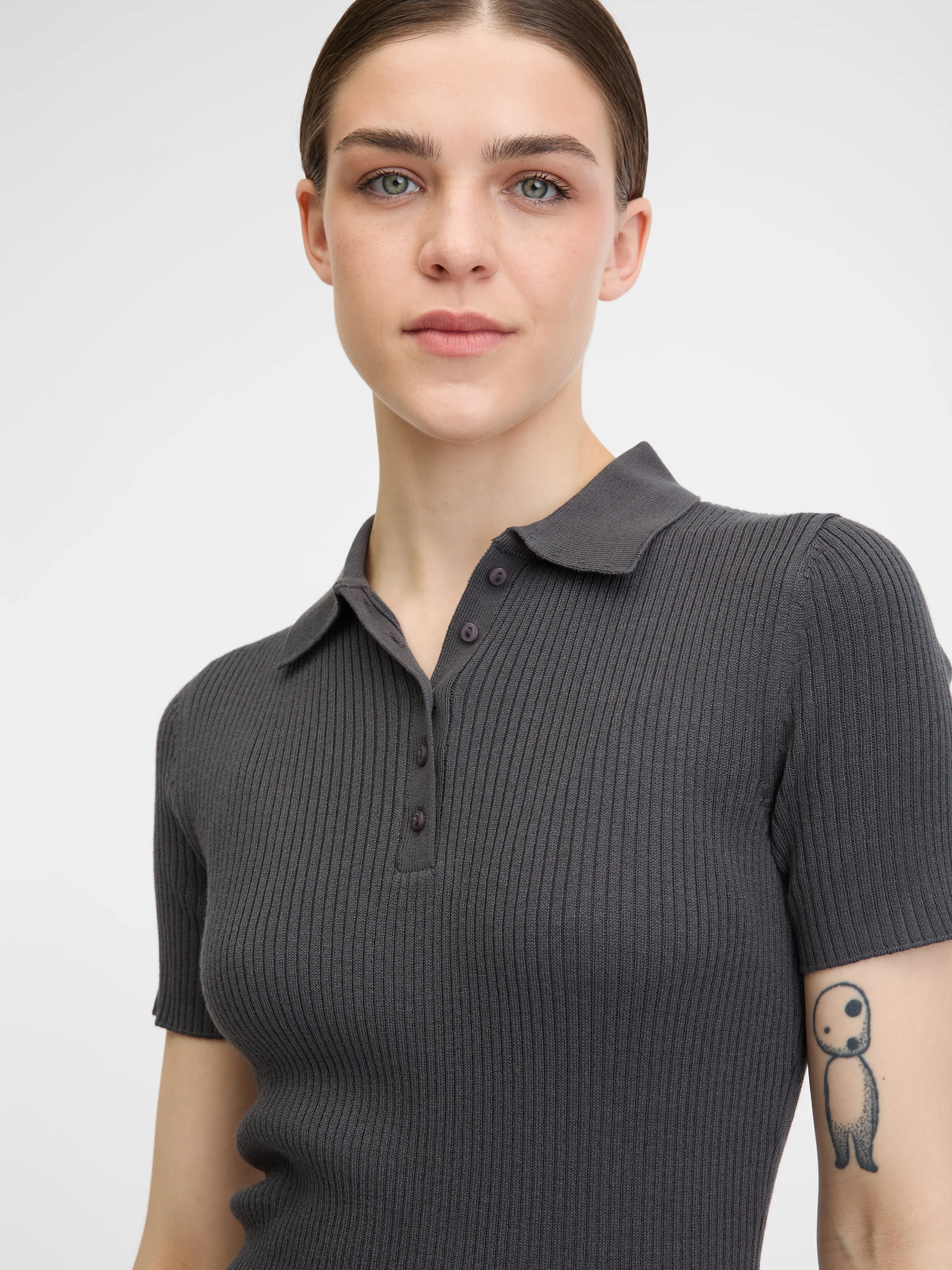 Dunkelgraues Damen-T-Shirt mit kurzen Ärmeln ORSAY