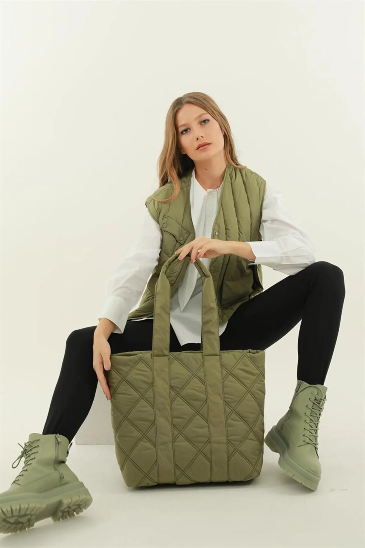 Madamra  Khakifarbene Damen-Pufftasche mit Steppmuster