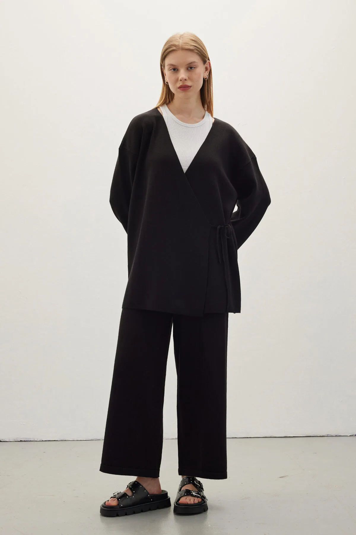Manuka  FEINER STRICKKIMONO SCHWARZ