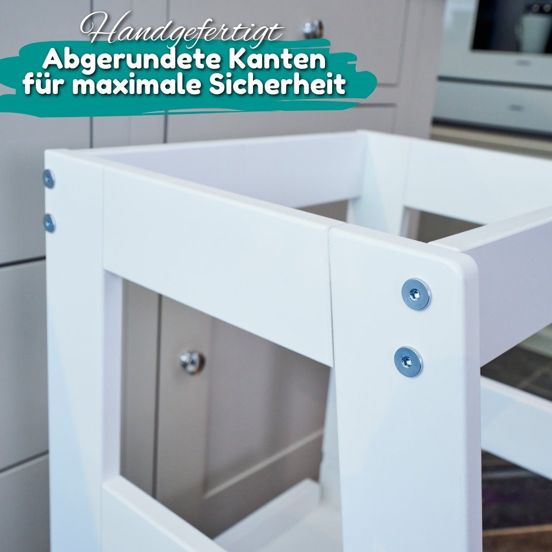 Alavya Home® Stehhilfe NEO I Bestseller mit Bewertung, Lernturm Montessori Küchenhelfer Ständer, Verstellbare Kleinkind Stufen mit Sicherheitsschiene, Mehr Sicherheit bei Kindererziehung, Buchenholz von hoher Qualität in weiß, PEFC-zertifiziert I Mad