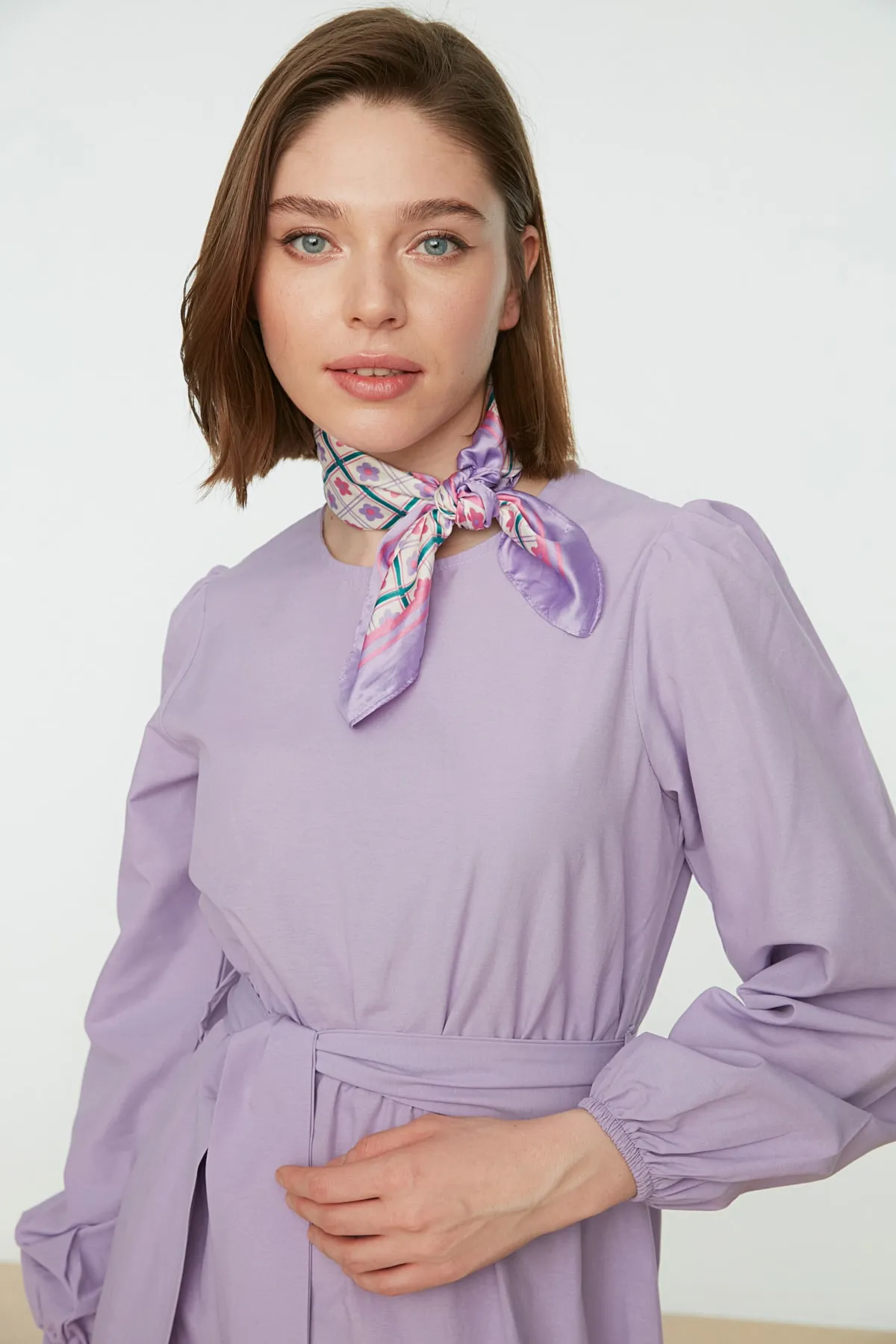 Trendyol Modest  Lila gewebtes Kleid mit Rundhalsausschnitt und Taillengürtel TCTSS21EL3330