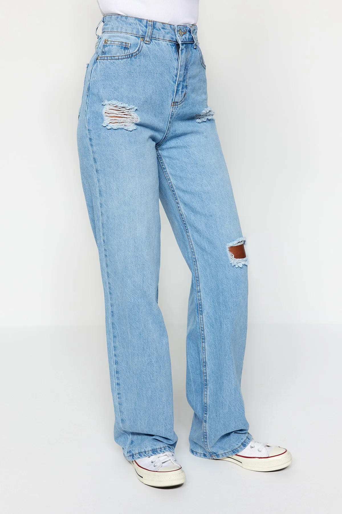 Trendyol Collection  Hellblaue zerrissene Jeans mit hoher Taille und weitem Bein TWOAW23JE00140