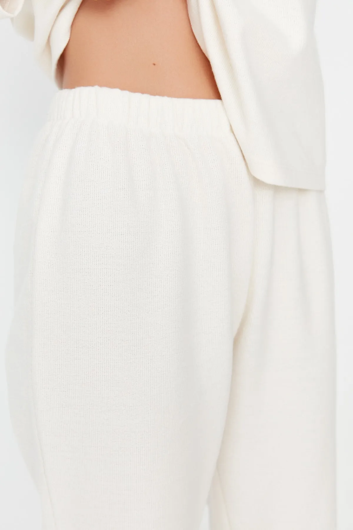 Trendyol Collection  Ecrufarbenes Thessaloniki-Pyjama-Set aus Strick mit Knopfdetail THMAW23PT00020