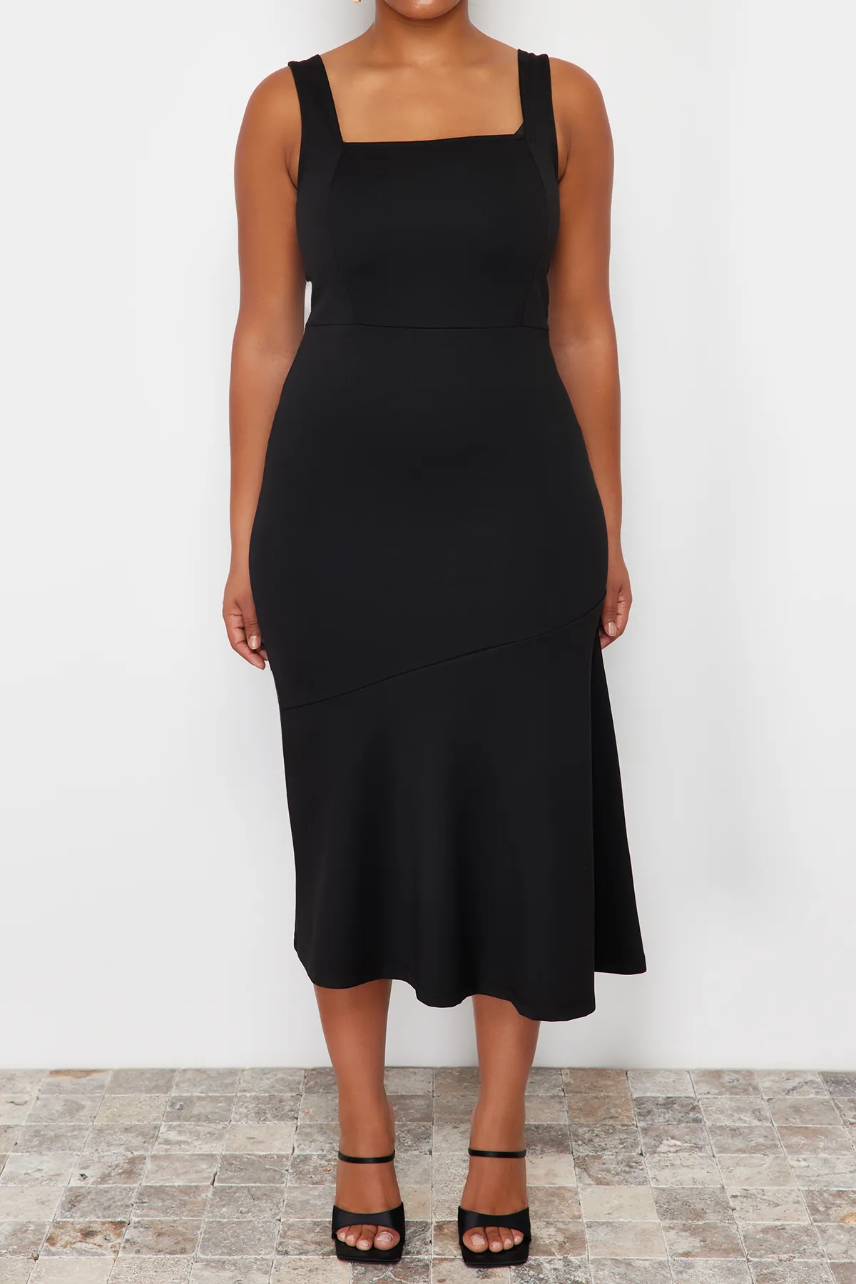 Trendyol Curve  Schwarzes Midi-Strickkleid mit Rüschendetail TBBSS24AH00048