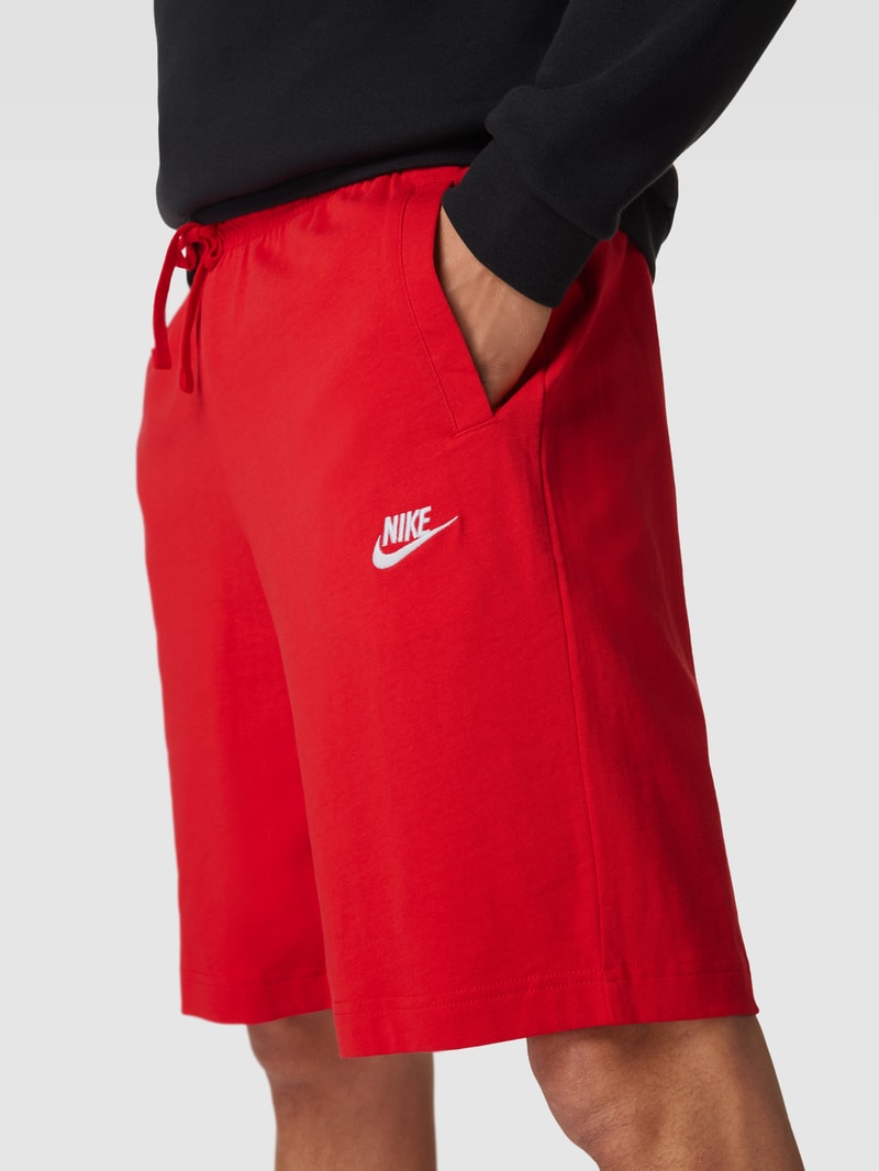 Sweatshorts mit seitlichen Eingrifftaschen in rot