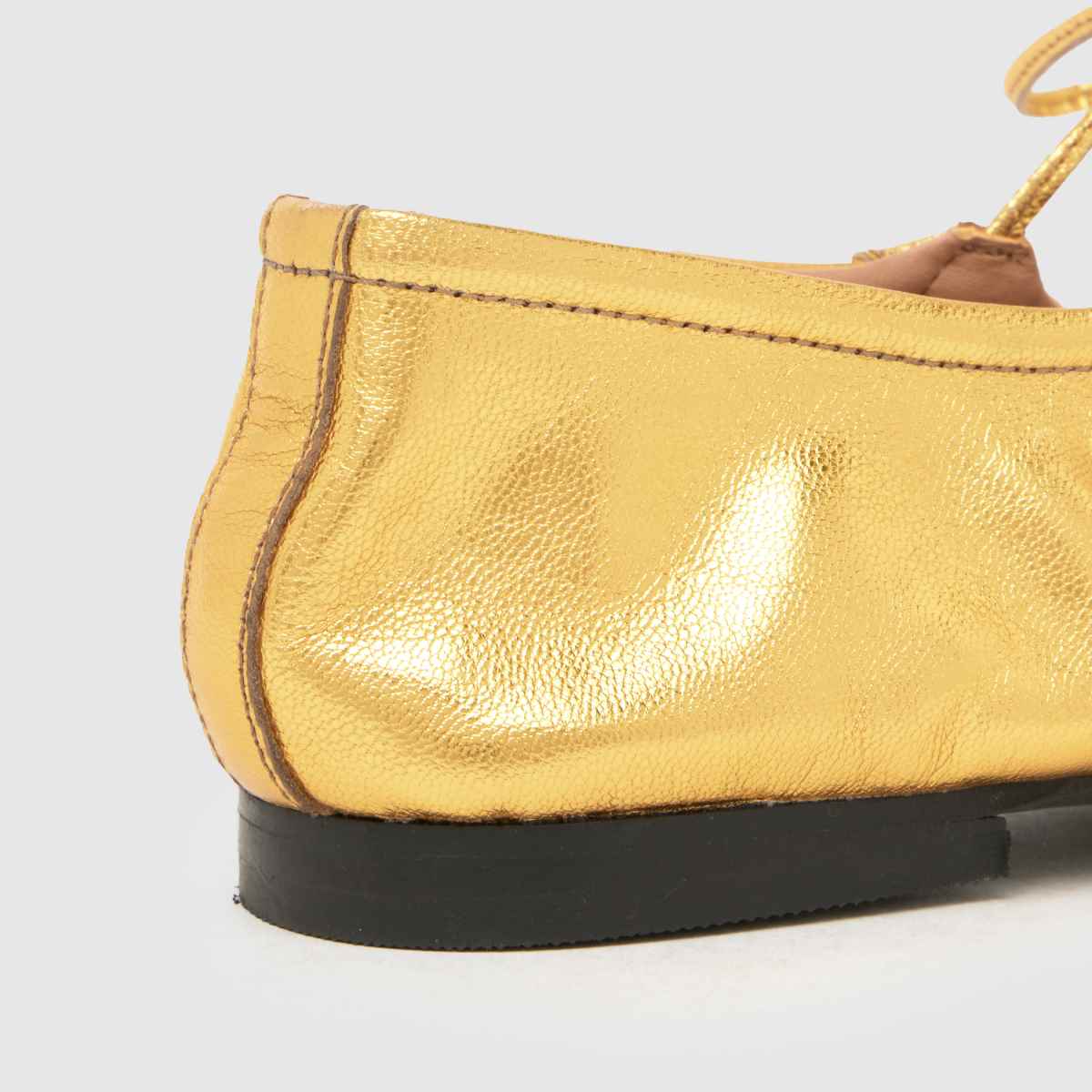 Schuh Lindy – Guldfärgade ballerinaskor i läder med rynka detaljer