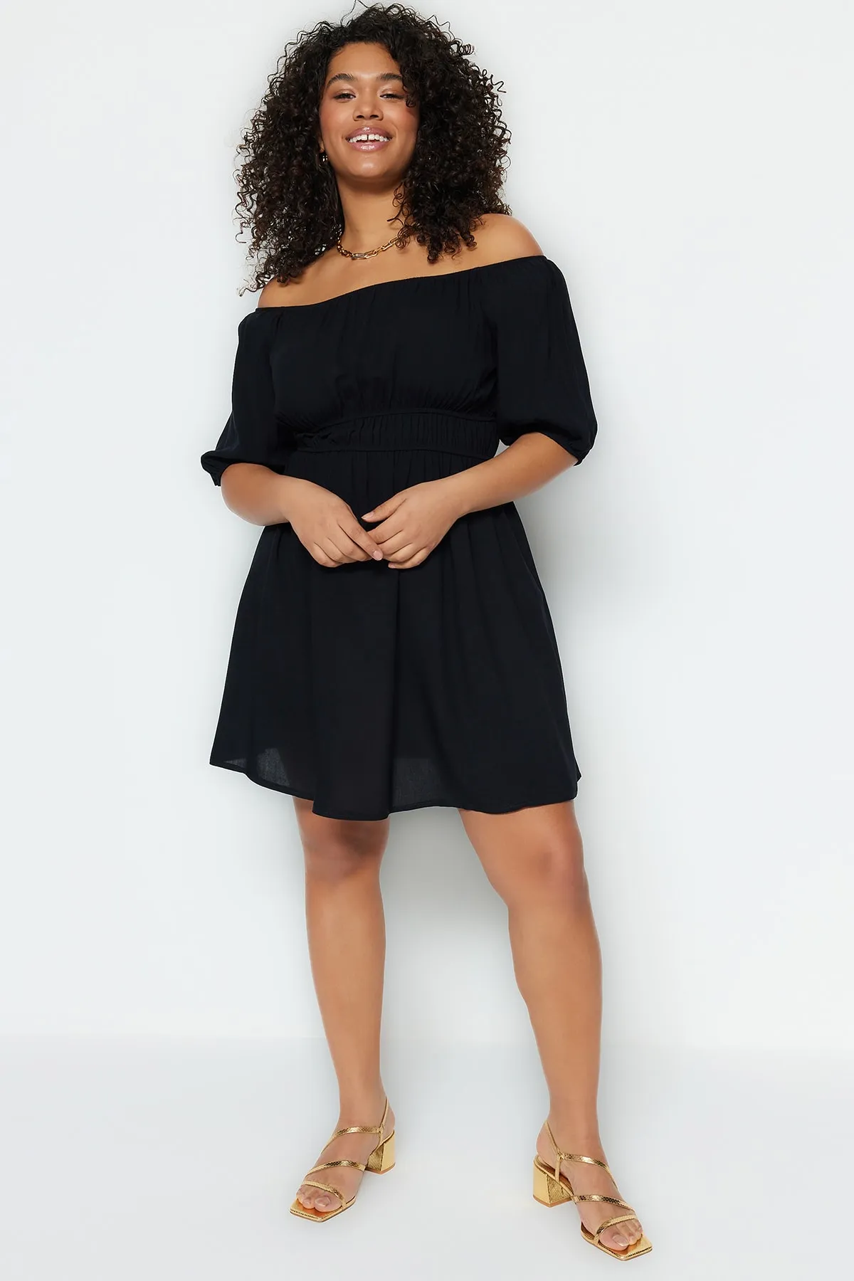 Trendyol Curve  Schwarzes, gewebtes Kleid mit Carmenkragen und Taillendetails TBSSS23AH00090