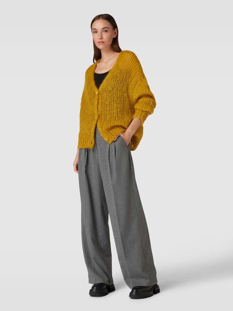 Strickjacke mit abgerundetem V-Ausschnitt Modell 'GERARDA' in senfgelb