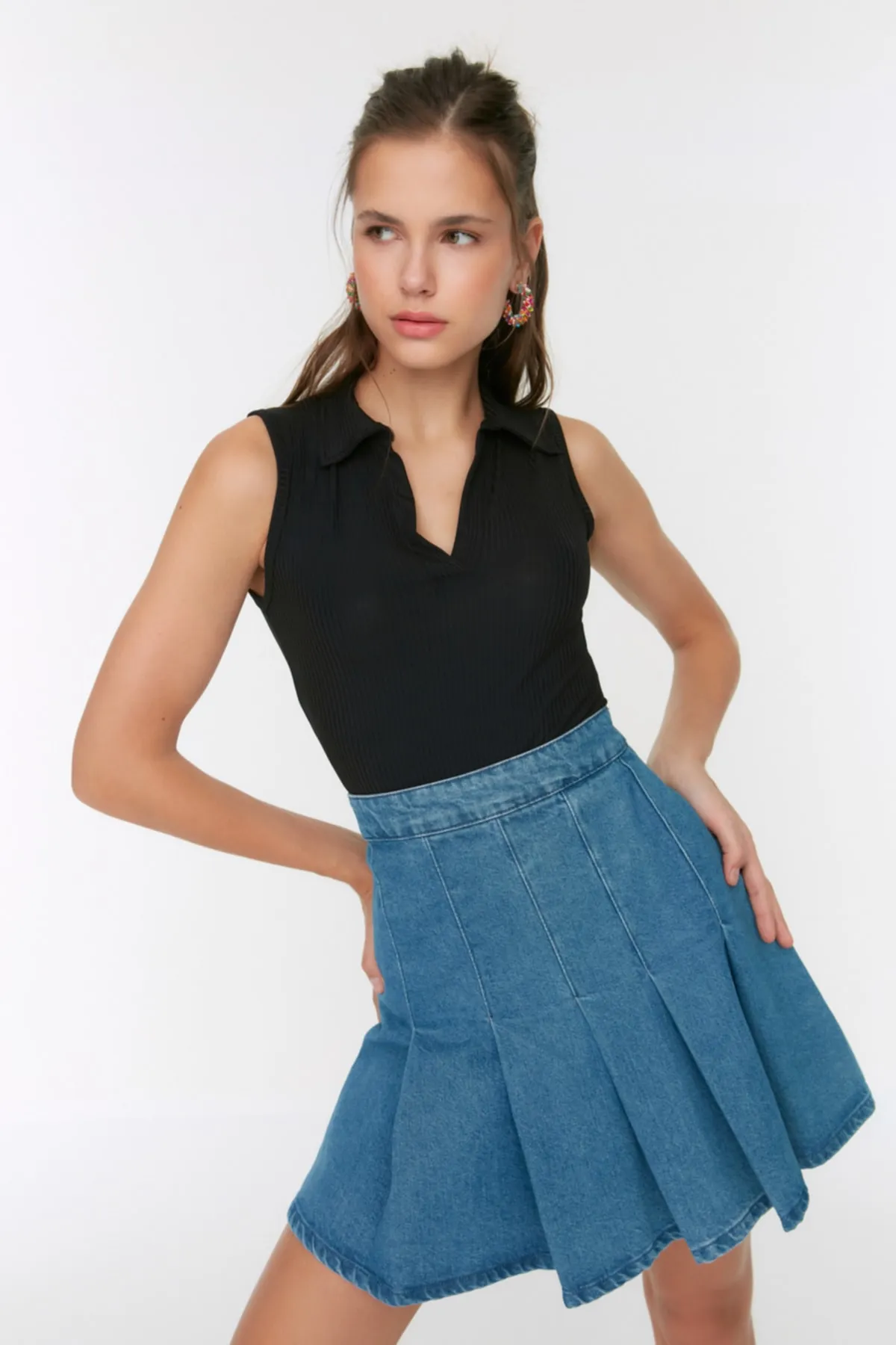 Trendyol Collection  Schwarze, taillierte, kurz geschnittene, dehnbare Strickbluse mit Polokragen TWOSS22BZ0335