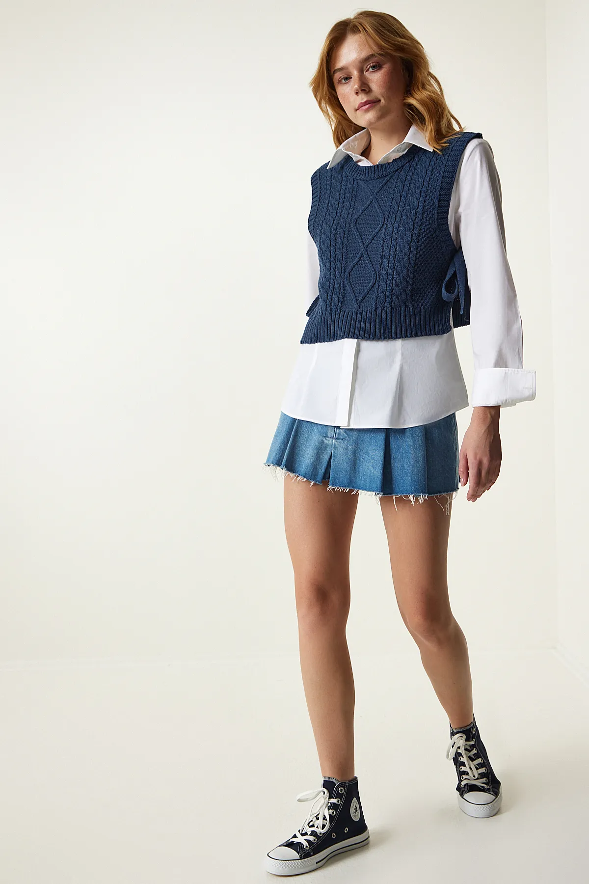 Happiness İstanbul  Damen Cropped-Strick-Wildleder mit Motiv zum Binden in Marineblau MW00131