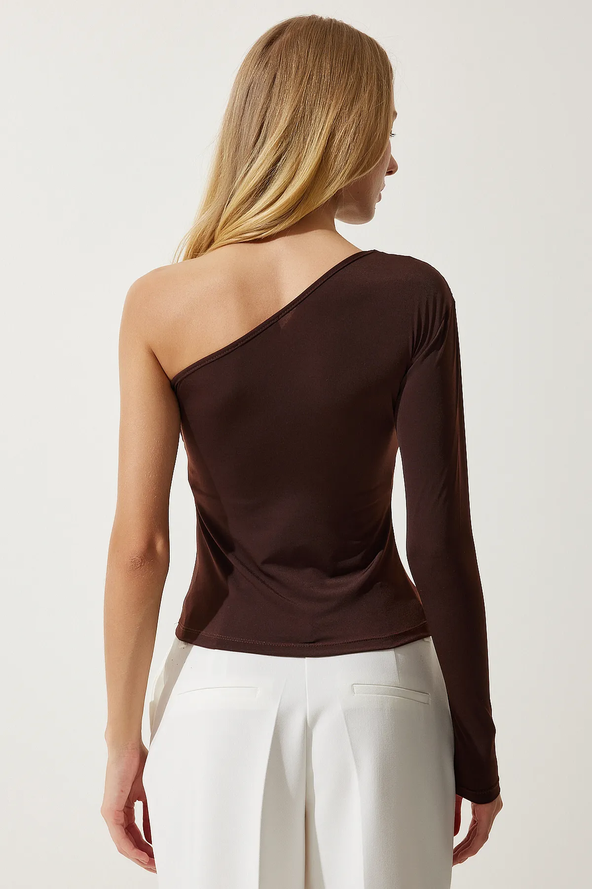 Happiness İstanbul  Braune Single-Shoulder-Strickbluse für Damen mit Raffung und Detail ZH00032