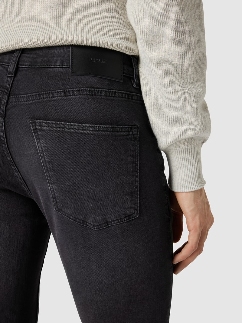 Skinny Fit Jeans mit Label-Patch in schwarz