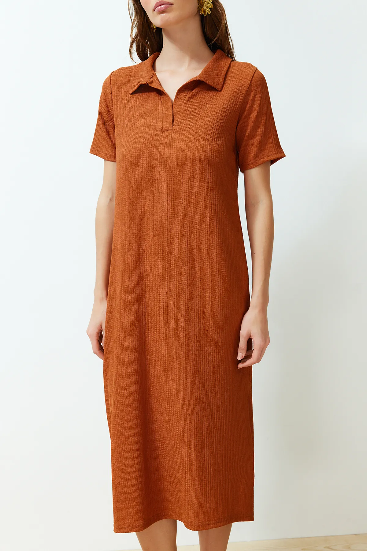 Trendyol Collection  Kurzärmliges Wickel-/strukturiertes Strick-Midikleid mit Zimt-Polokragen TWOSS24EL00478