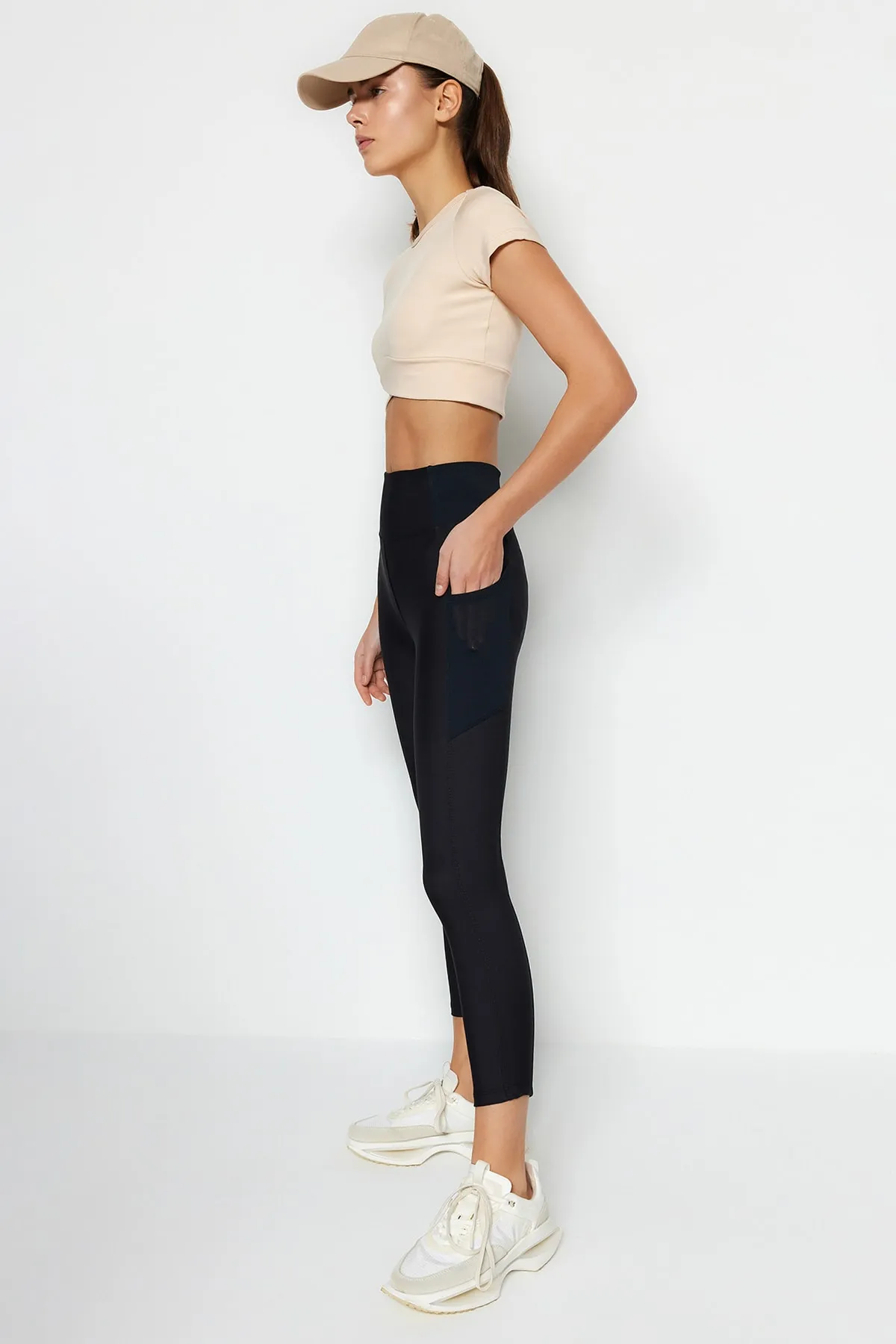 Trendyol Collection  Schwarze gestrickte Sport-Capri-Leggings mit Taschen und Mesh-Details THMSS23TY00011