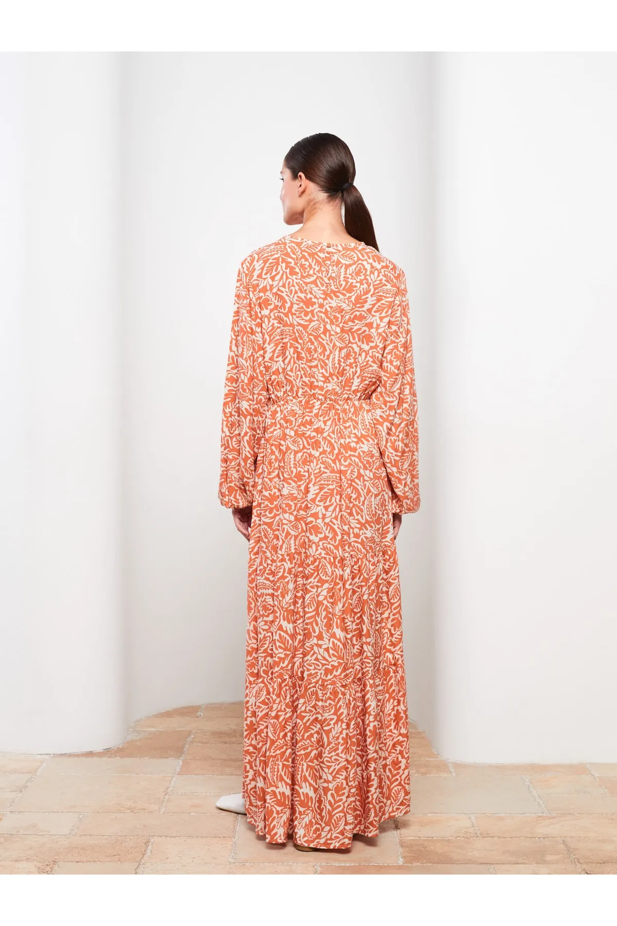 LC Waikiki  Gemustertes Damenkleid aus Viskose mit langen Ärmeln und Rundhalsausschnitt