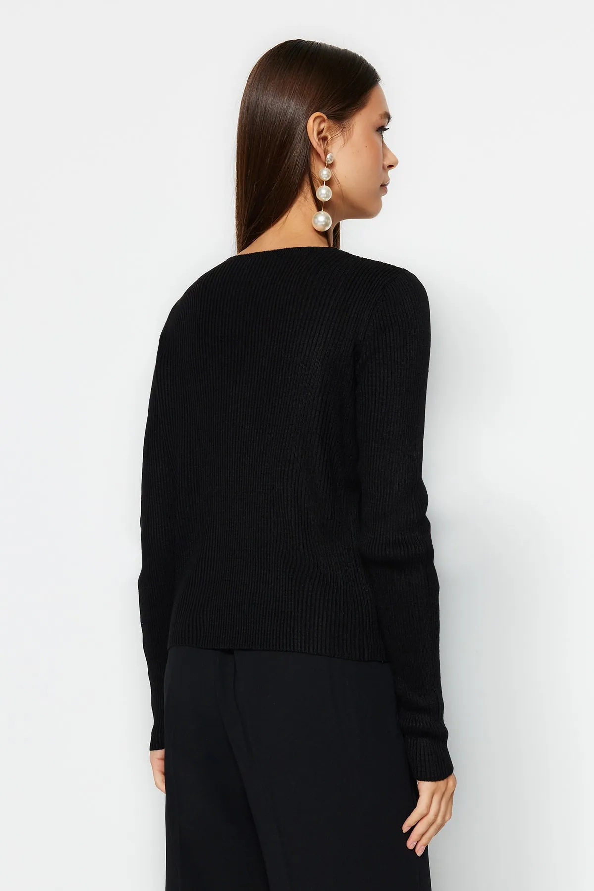 Trendyol Collection  Schwarzer Strickpullover mit Perlendetails und V-Ausschnitt TWOAW24KZ00664