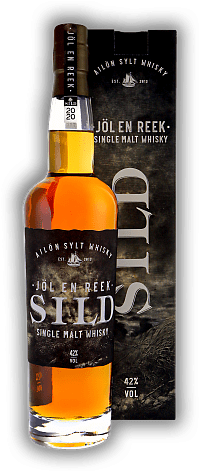 SILD Jöl en Reek Single Malt Whisky 2020 SILD Jöl en Reek Single Malt Whisky 2020 Ein Single Malt Whisky, der auf der Insel Sylt in einem Bunkergelagert wird und das raue Inselklima zu spüren bekommt. 0,7	 Liter - Vol 42%