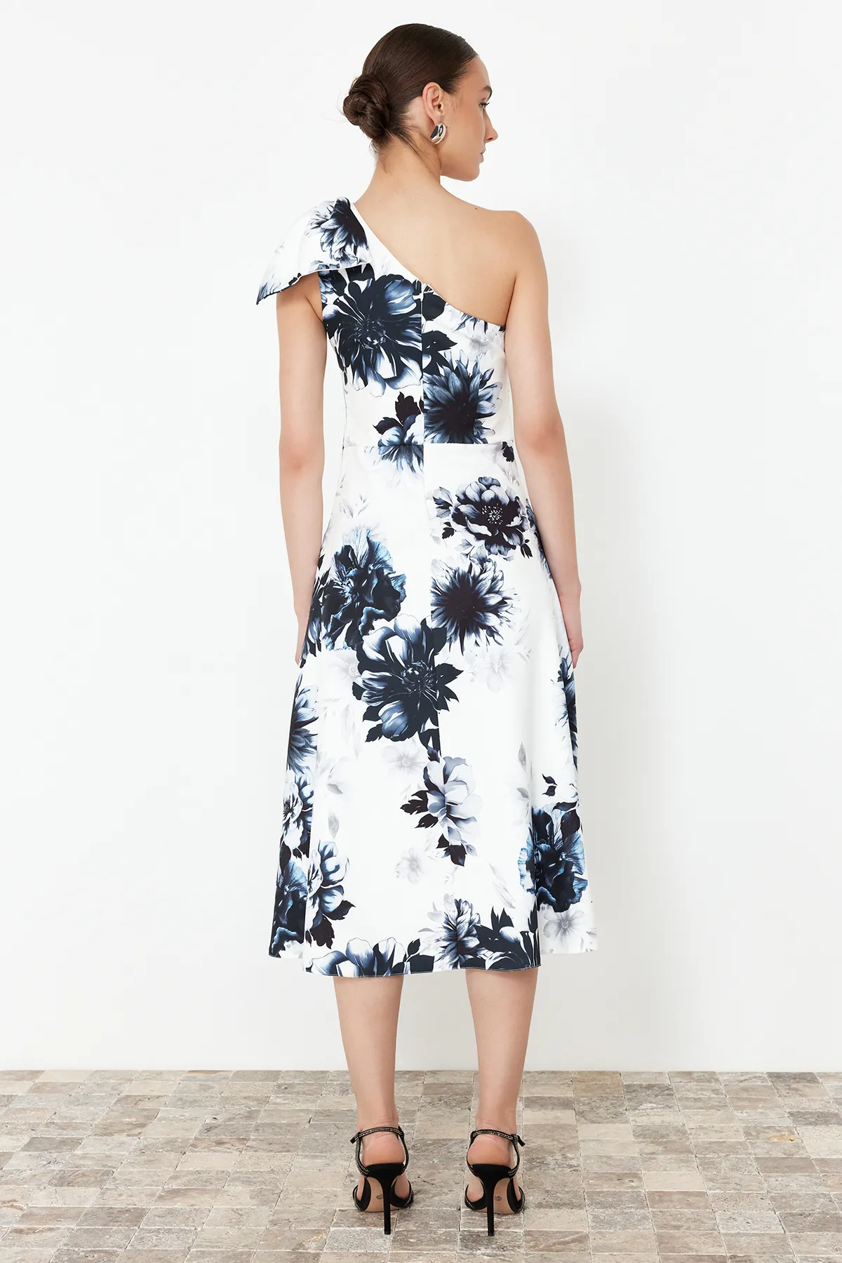 Trendyol Collection  Elegantes Abendkleid mit mehrfarbiger Schleife TPRSS24EL00105