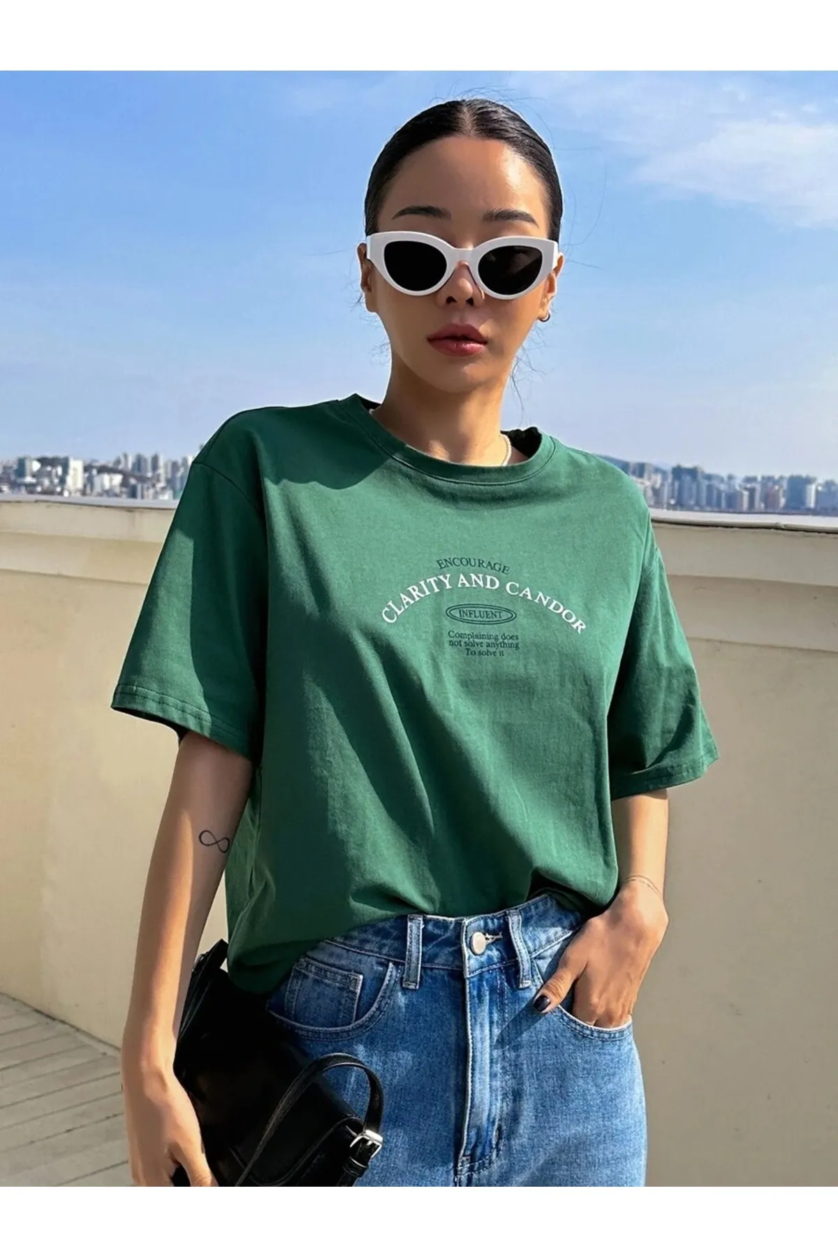 MOONBULL  Unisex-T-Shirt mit Aufdruck „Clarity And Candor“ in Übergröße