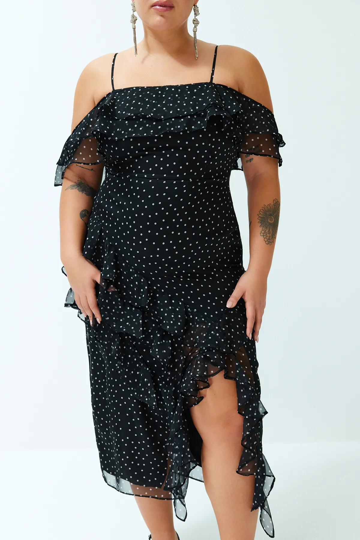 Trendyol Curve  Schwarzes gepunktetes Maxi-Gewebekleid TBBSS24AH00018