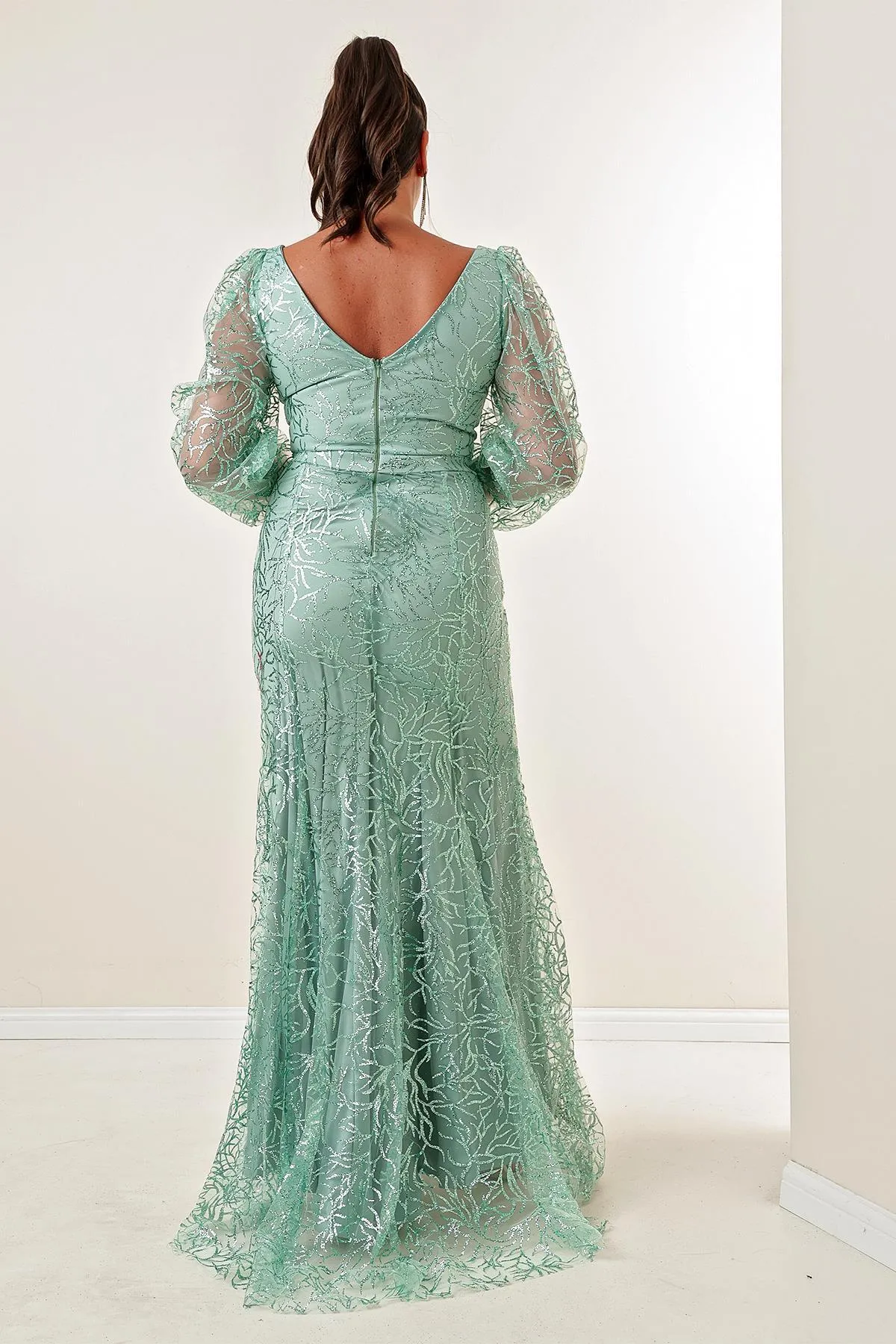 By Saygı  Langes Kleid in Übergröße mit glitzerndem Flockdruck vorne und hinten, V-Ausschnitt