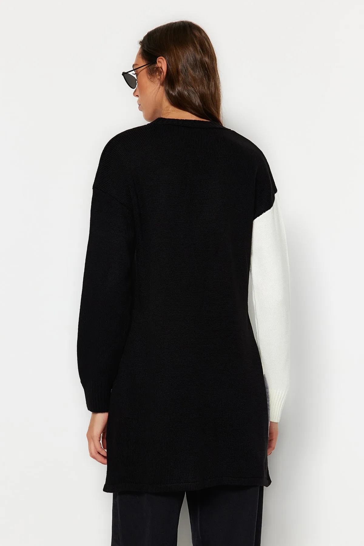 Trendyol Modest  Schwarzer Farbblock-Strickpullover TCTAW24AK00008
