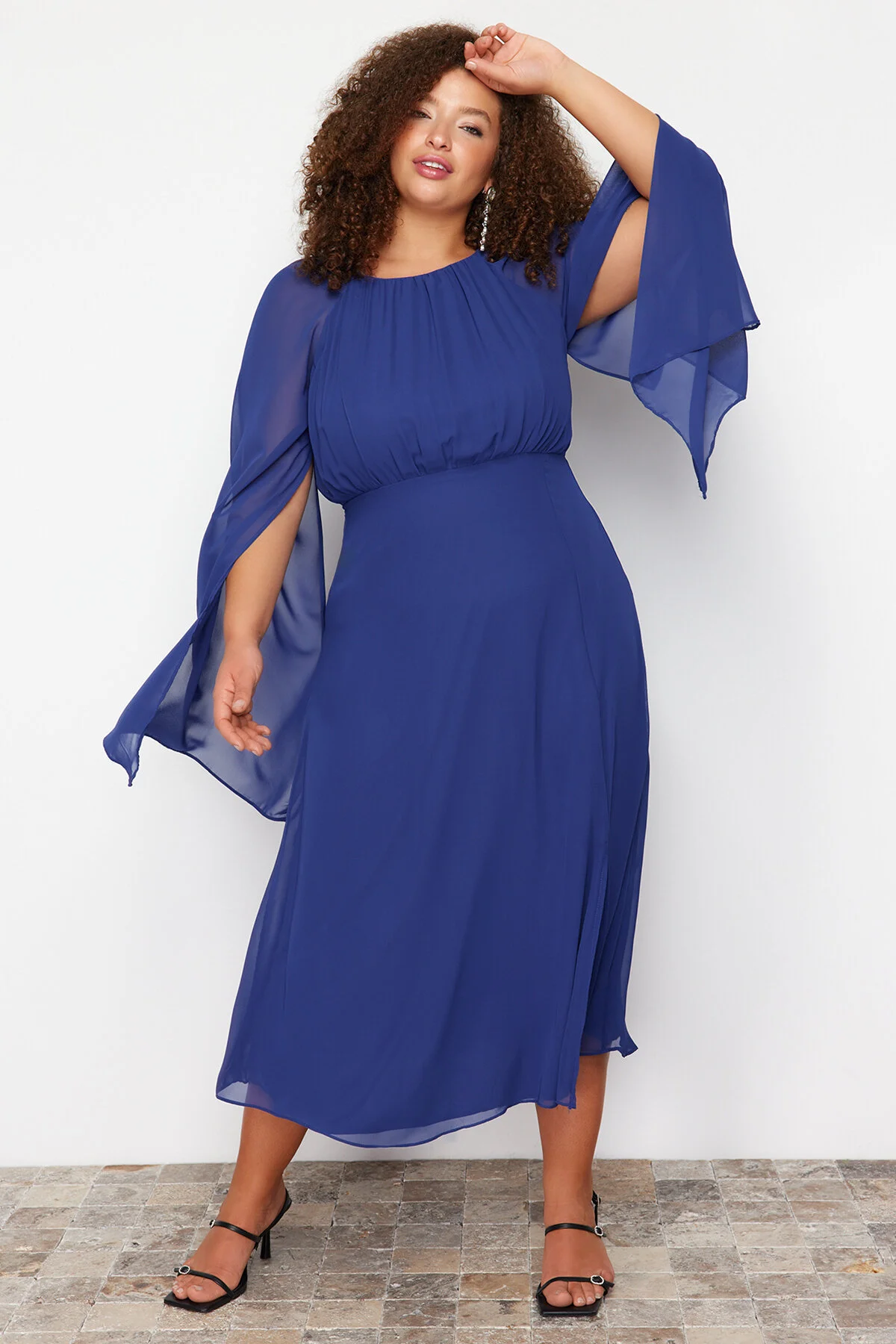 Trendyol Curve  Saks – Langes, gewebtes Maxikleid in Übergröße mit Umhangärmeln