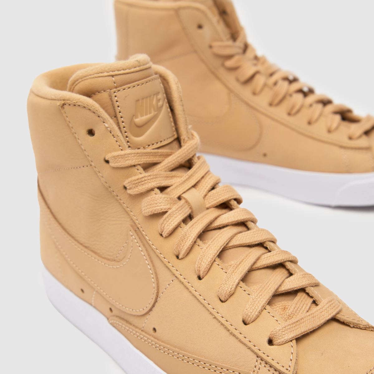 Nike Blazer Mid77 LX – Bruna träningsskor