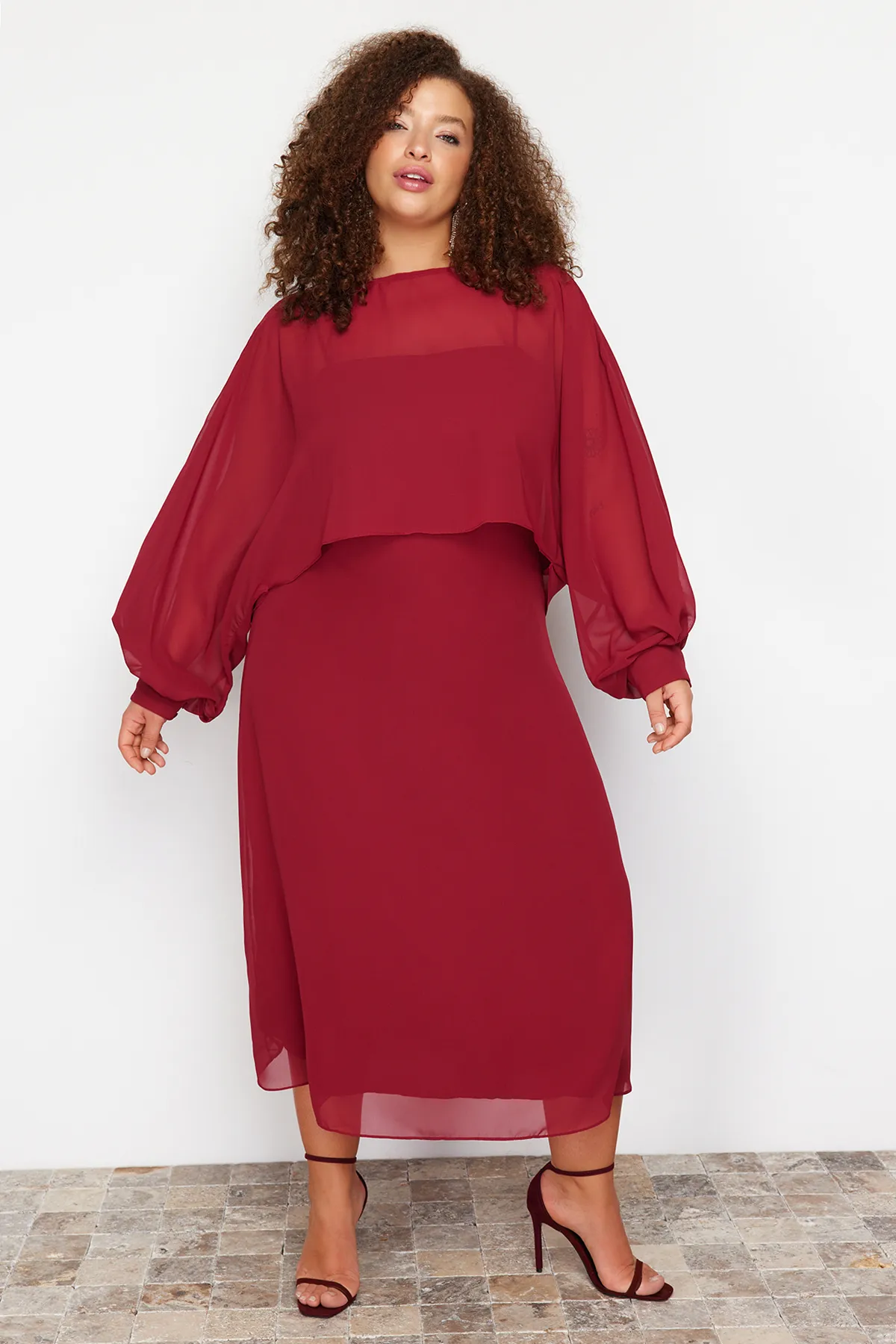 Trendyol Curve  Weinrotes Chiffon-Kleid mit Cape-Detail in Übergröße