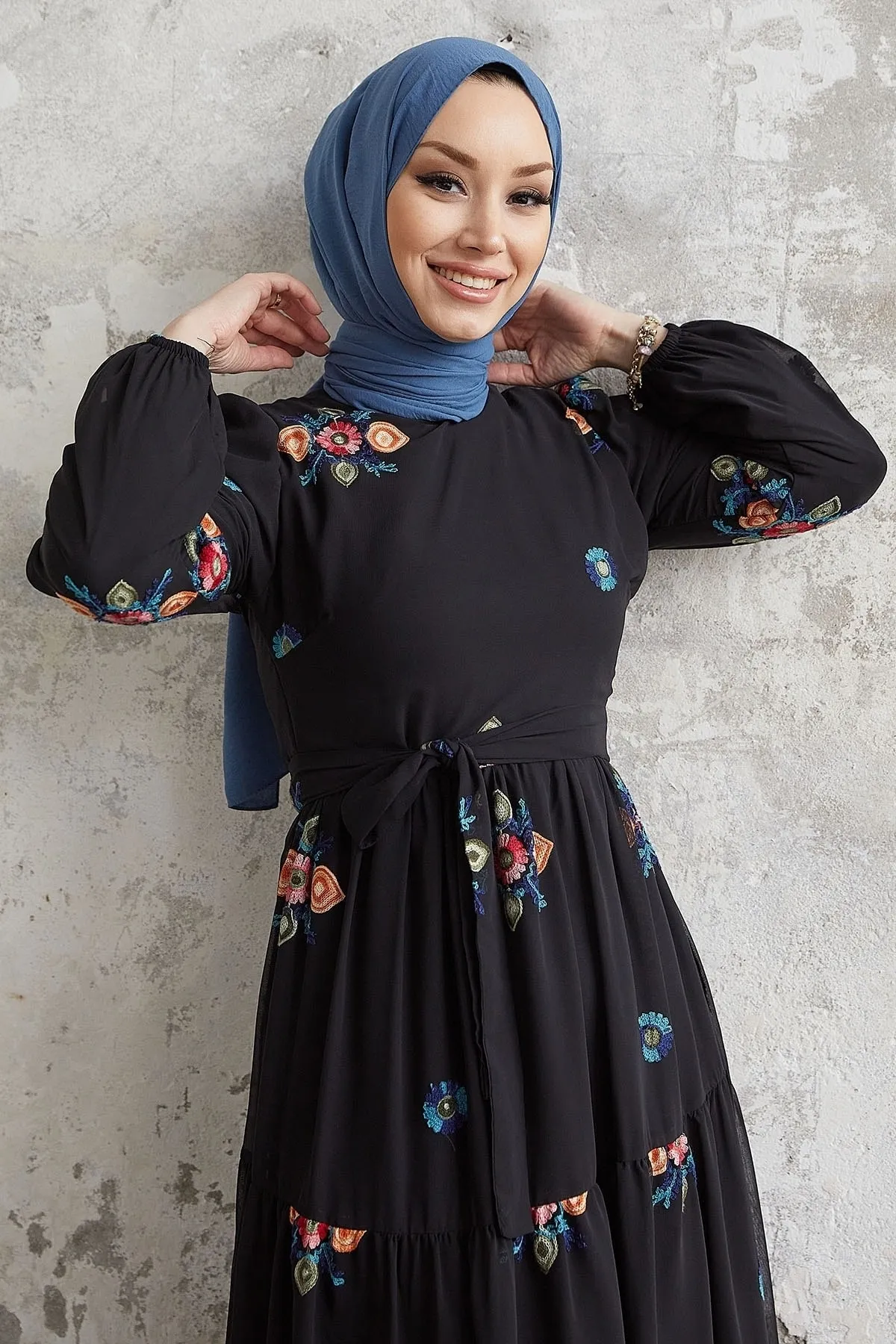 InStyle  Vanes Chiffonkleid mit Blumenstickerei – Schwarz