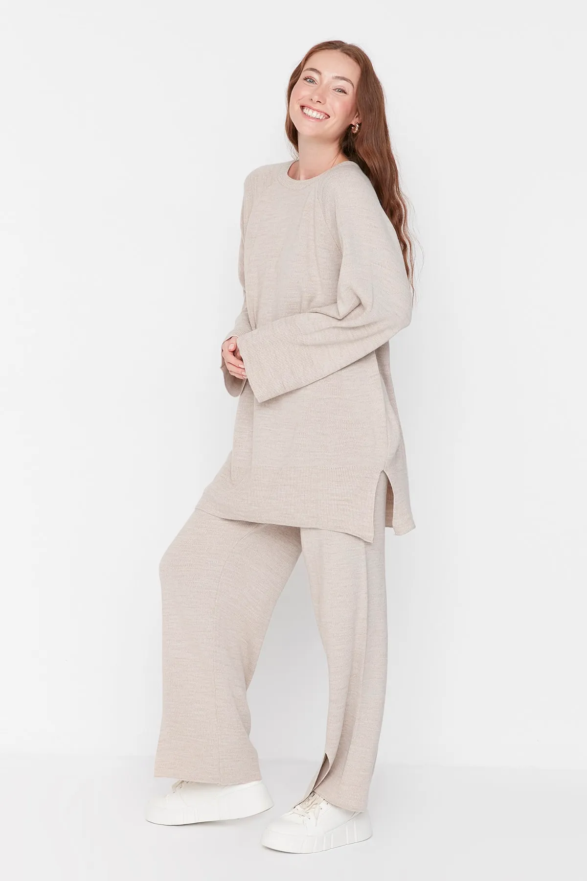 Trendyol Modest  Strickset aus Pullover und Hose mit Schlitzdetail in Stein TCTAW23US00030