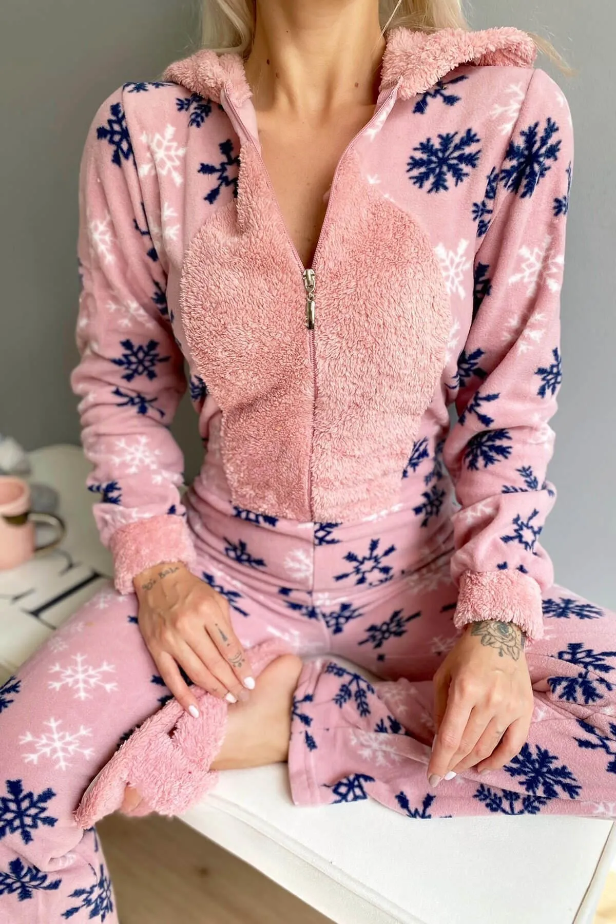 Pijamaevi  Rosa Schneeflocken-gemusterter Damen-Overall-Pyjama aus Fleece und Plüsch für Damen