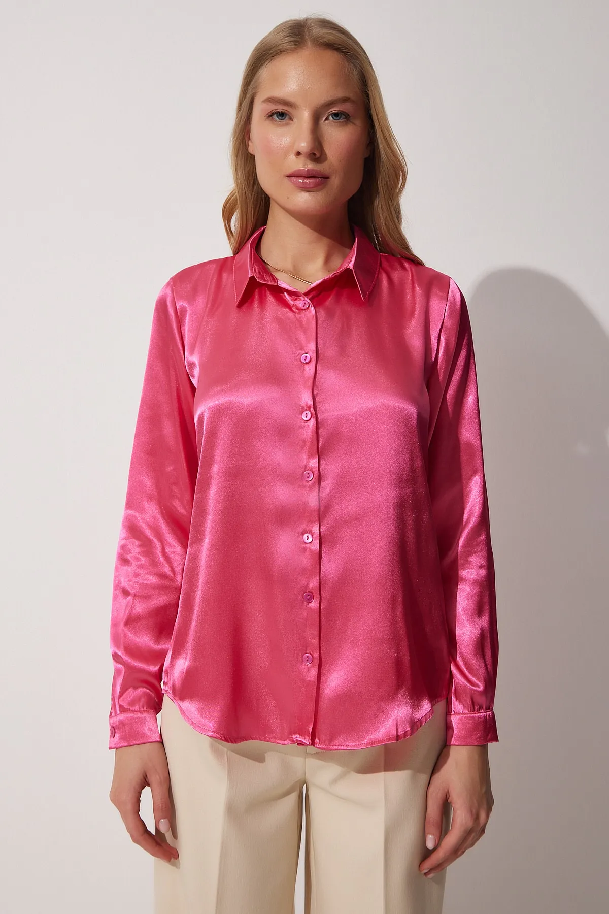 Happiness İstanbul  Leuchtend rosafarbenes, leicht fließendes Satin-Shirt für Damen DD00990