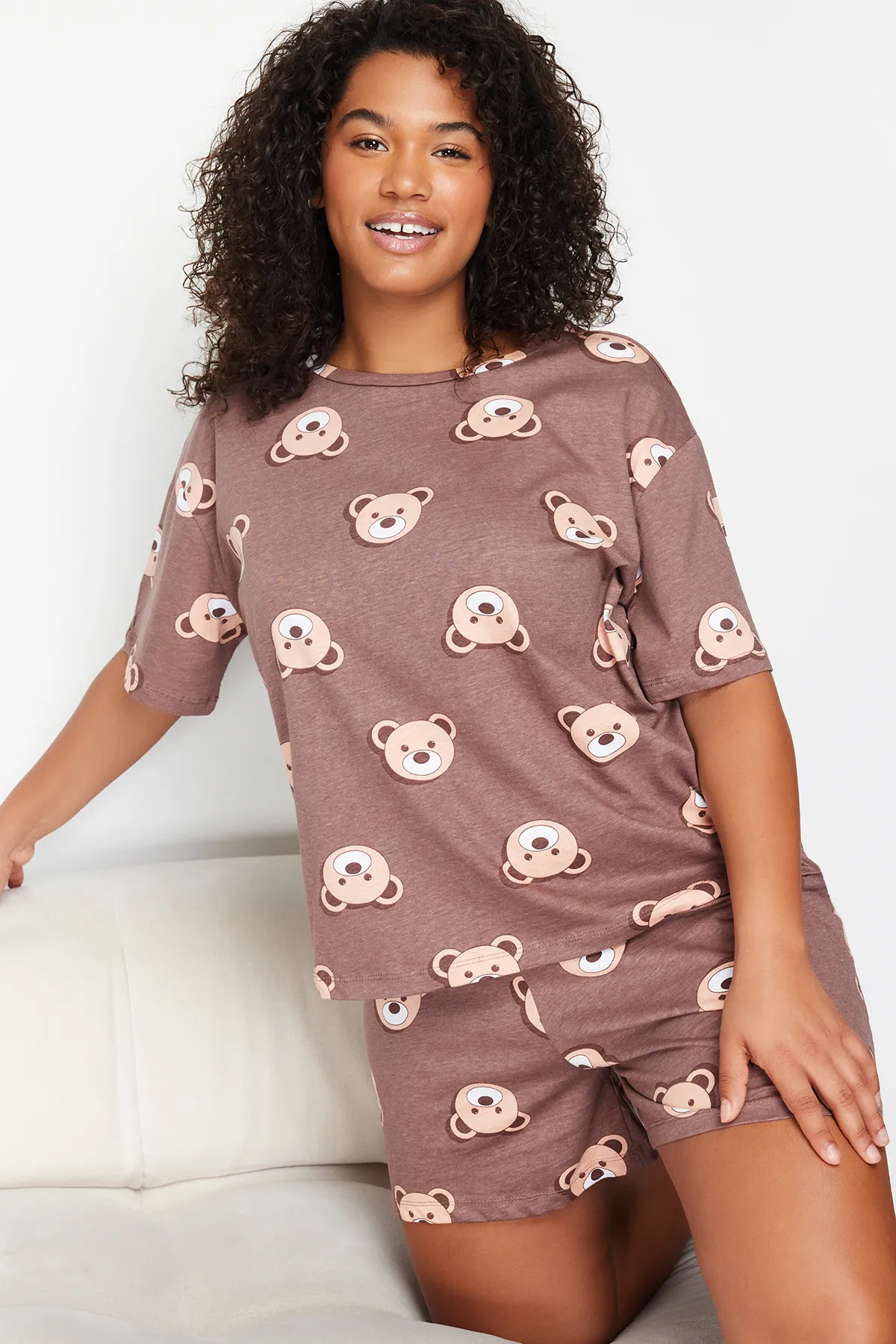 Trendyol Curve  Braunes Pyjama-Set aus Baumwollstrick mit Teddybär-Aufdruck TBBSS23AI00022