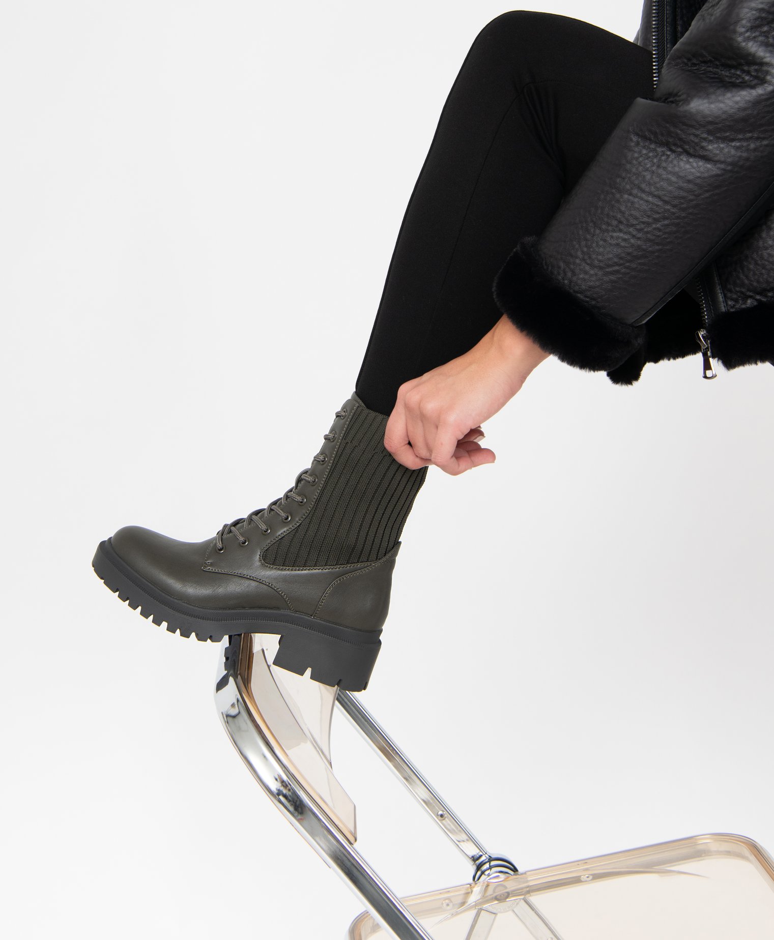 Bottines femme à semelle crantée et col chaussette kaki | GEMO