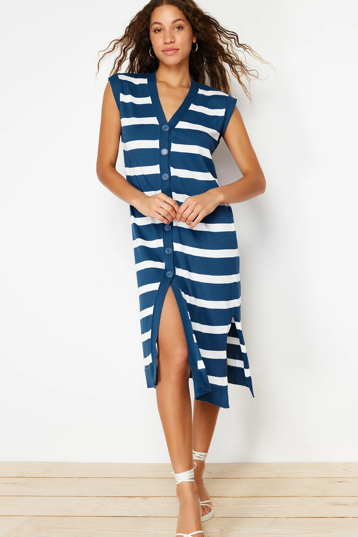Trendyol Collection  Übergroßes, indigoblau gestreiftes Midi-Strickkleid - TWOSS22EL1076