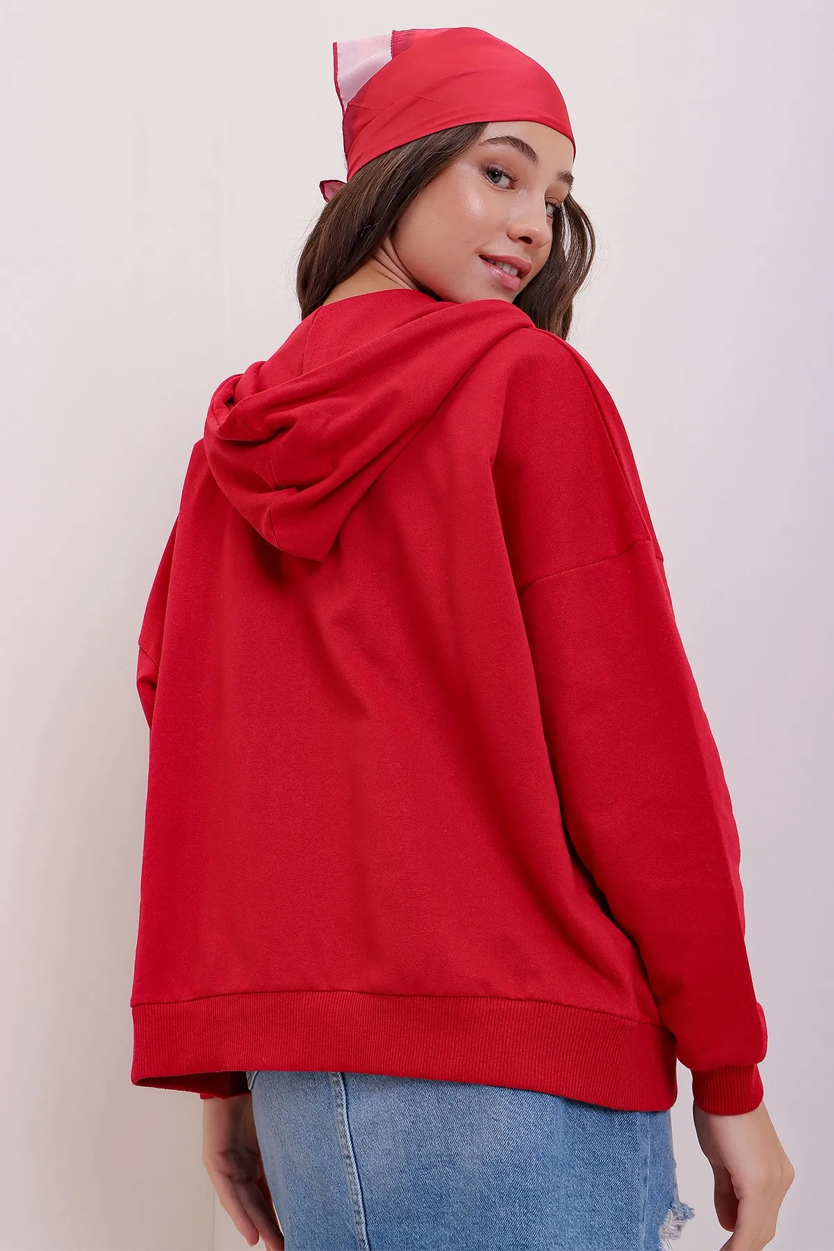 Trend Alaçatı Stili  Rotes saisonales Damen-Sweatshirt mit Kapuze, doppelter Tasche und Reißverschluss ALC-667-001