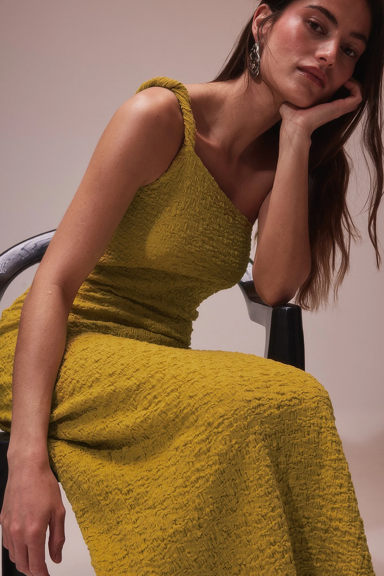 Gedrehtes, strukturiertes Midikleid