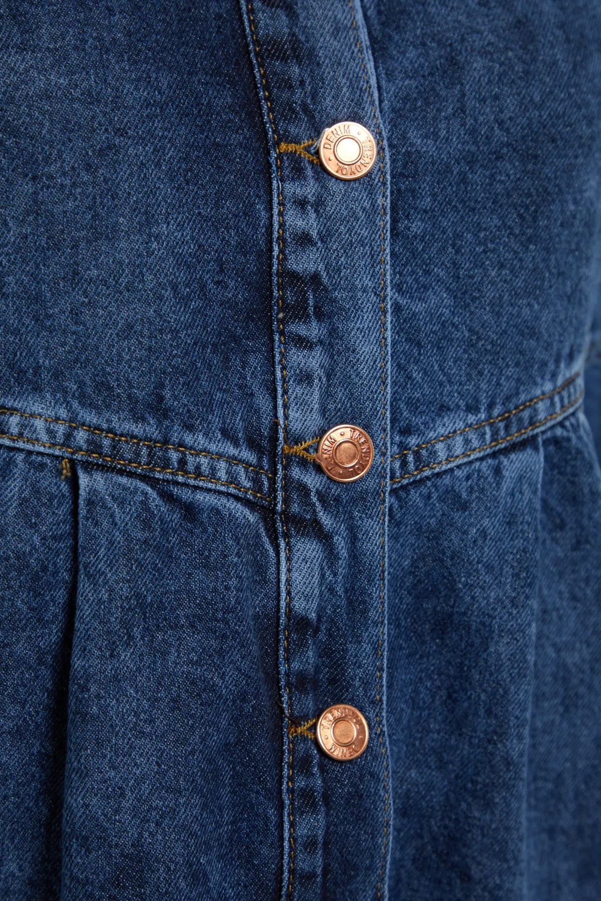 Trendyol Collection  Blaues, detailliertes, übergroßes Jeanskleid mit Nähten TWOAW22EL0072
