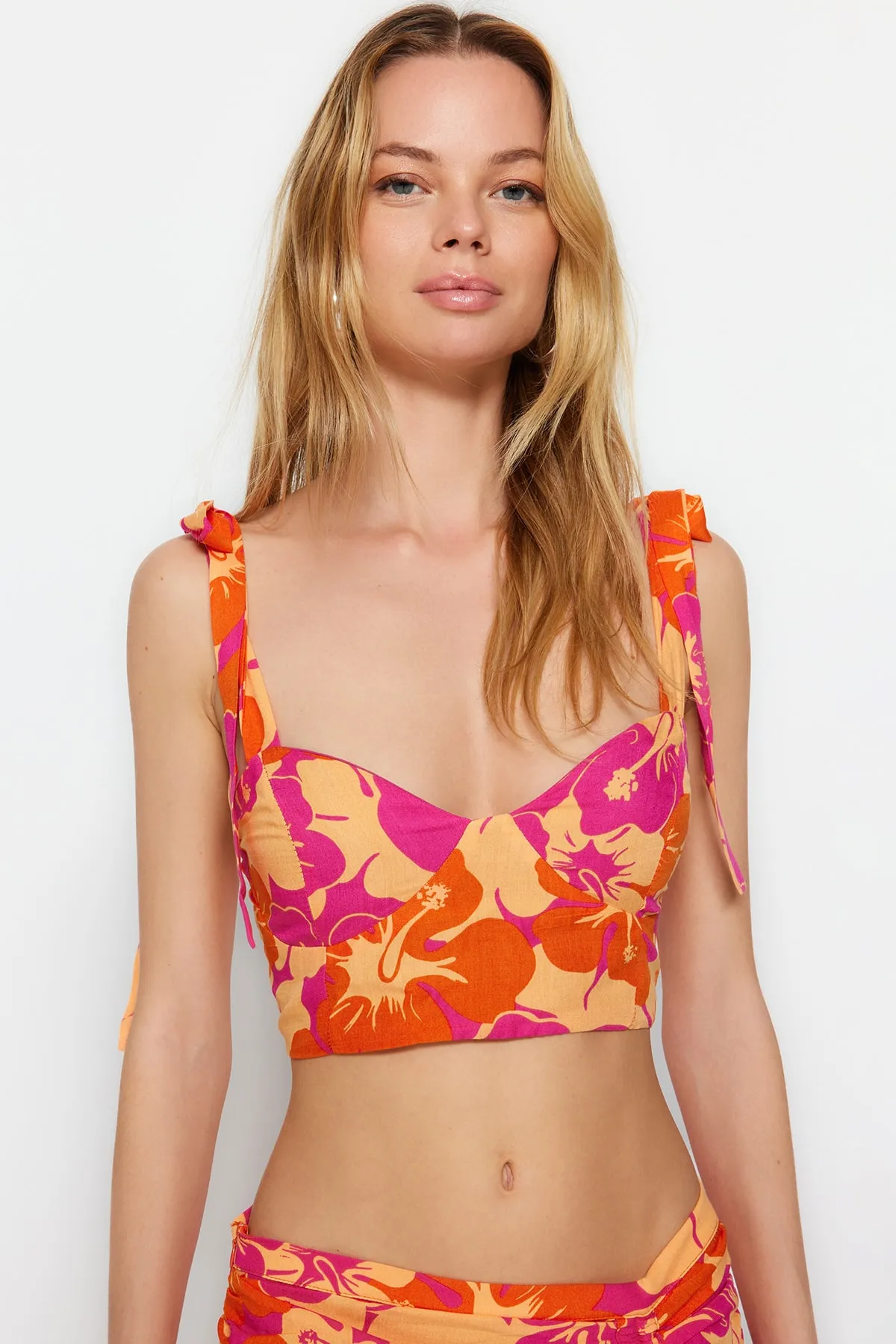 Trendyol Collection  Gewebtes Blusen-Rock-Set mit Blumenmuster und Bindeband TBESS23AU00182