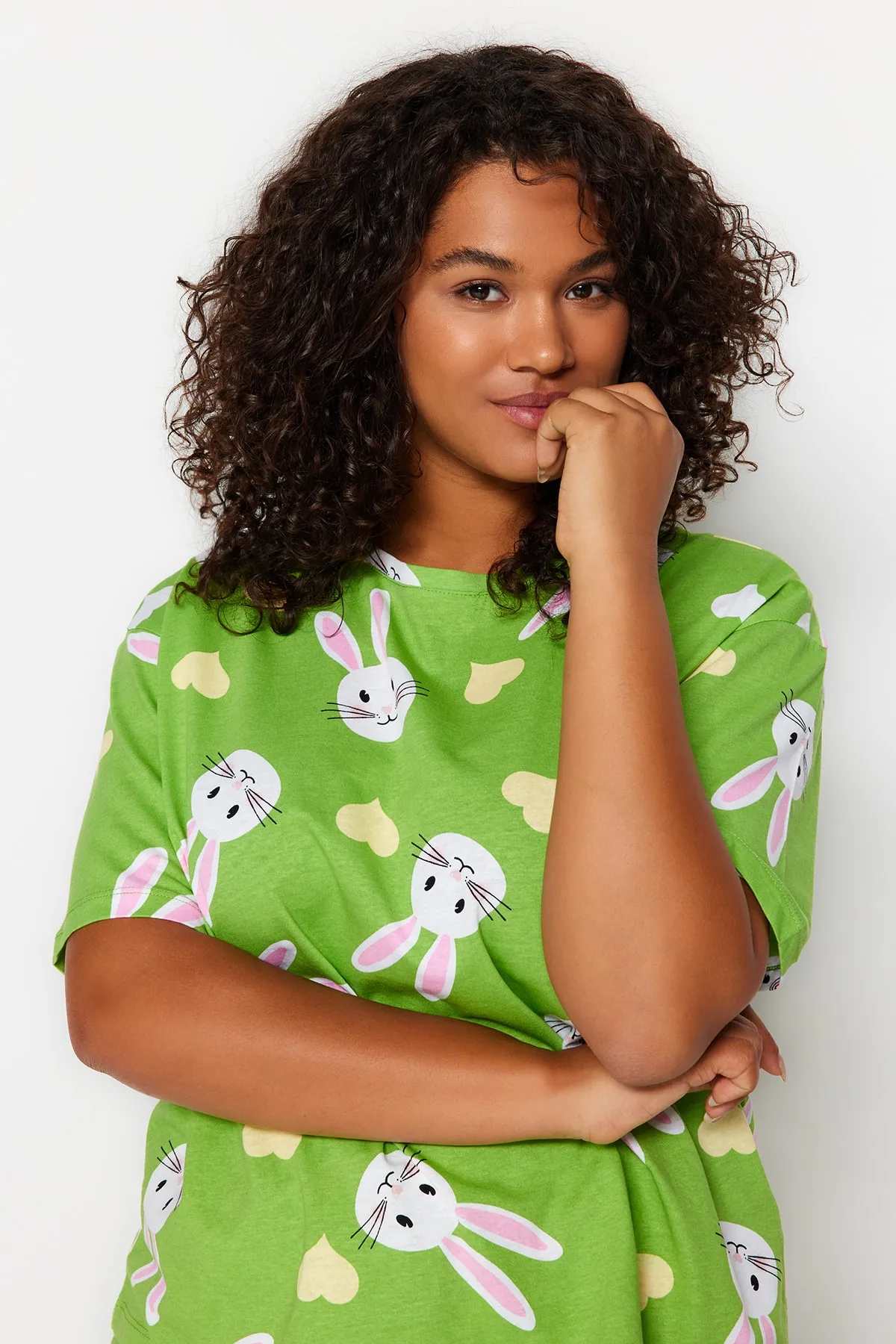 Trendyol Curve  Gestricktes Pyjama-Set aus Baumwolle mit grünem Kaninchenmotiv TBSSS23AI00022
