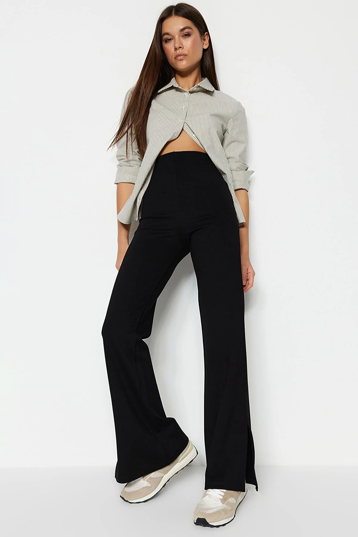 Trendyol Collection  Schwarze, seitlich geschlitzte, ausgestellte/spanische Strickhose mit hoher Taille TWOSS23PL00134